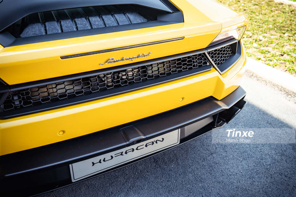  Cản va sau của si&ecirc;u xe Lamborghini Huracan LP580-2 cũng được thiết kế lại so với phi&ecirc;n bản Lamborghini Huracan LP610-4.