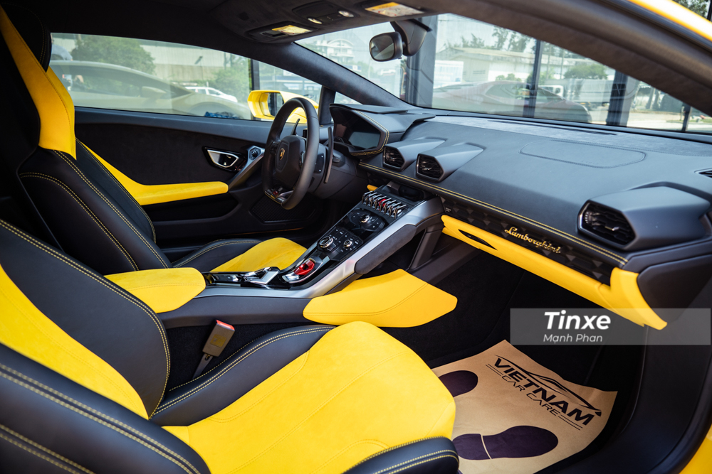Mở cửa bước v&agrave;o trong khoang l&aacute;i, nội thất chiếc si&ecirc;u xe Lamborghini Huracan LP580-2 m&agrave;u v&agrave;ng độc nhất Việt Nam ch&agrave;o đ&oacute;n người l&aacute;i với thiết kế cầu kỳ như c&aacute;c m&aacute;y bay phản lực.