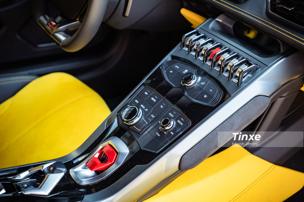 Bảng điều khiển trung t&acirc;m với v&ocirc; số n&uacute;t bấm như th&aacute;ch đố người l&aacute;i h&atilde;y trải nghiệm từng chi tiết nhỏ nhất.