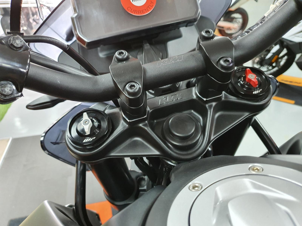 Hệ thống treo WP trên KTM 390 Adventure có thêm núm điều chỉnh