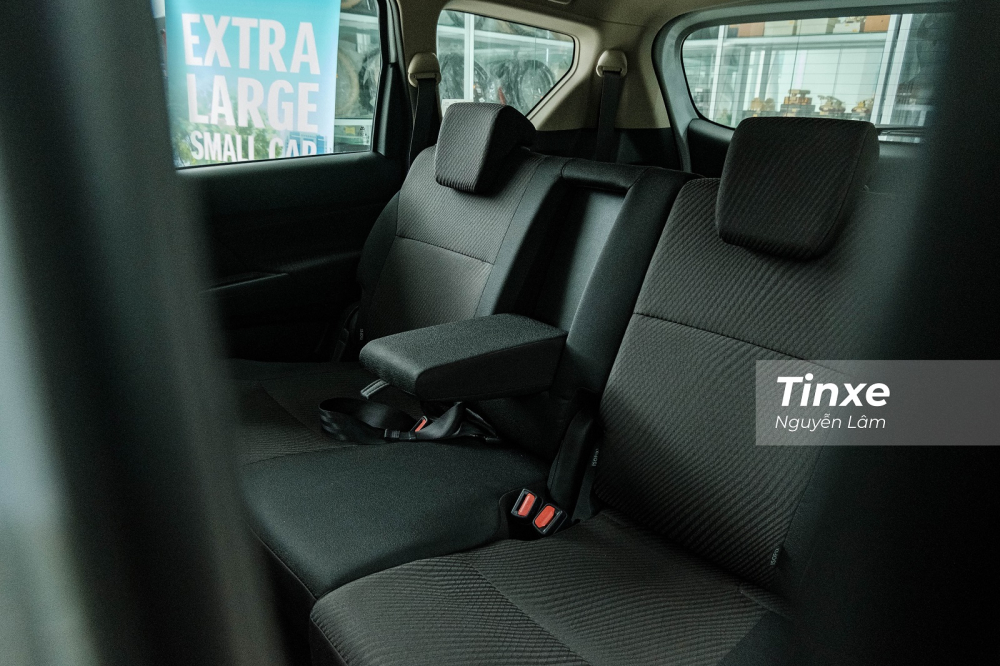 Hàng ghế thứ 2 của Suzuki Ertiga 2020 được bổ sung bệ tì tay trung tâm khá lớn