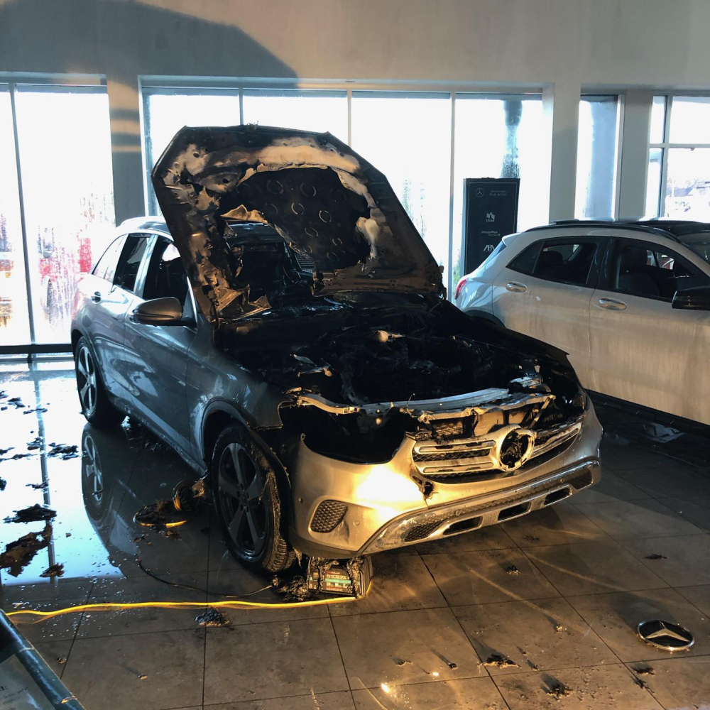 Chiếc Mercedes-Benz GLC bị cháy bên trong đại lý
