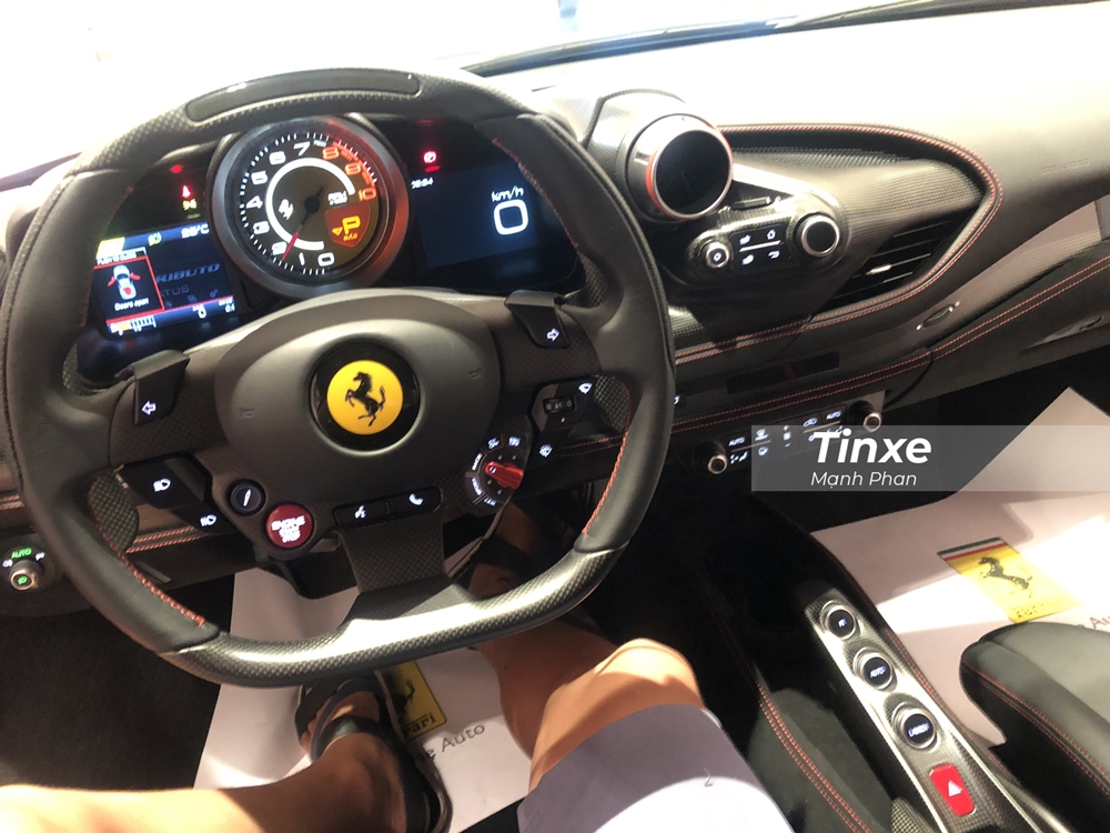 Vô lăng của siêu xe Ferrari F8 Tributo Vô lăng của siêu xe Ferrari F8 Tributo