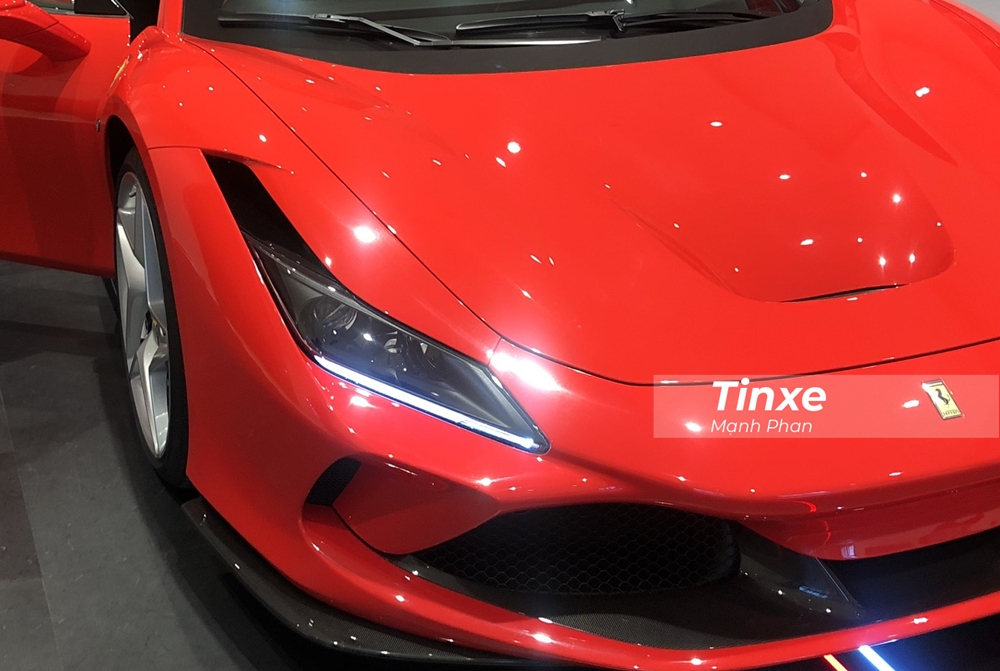 Cận cảnh đèn pha LED của siêu xe Ferrari F8 Tributo thứ 2 tại Việt Nam Cận cảnh đèn pha LED của siêu xe Ferrari F8 Tributo thứ 2 tại Việt Nam