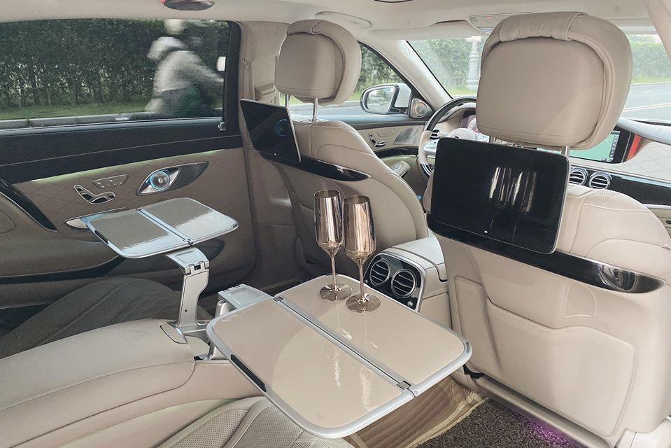 Giữa 2 hàng ghế thương gia của hành khách là các vật dụng như bộ ly champagne bằng bạc được chế tác bởi Robbe & Berking cùng ngăn đựng ly thiết kế tinh xảo, tủ lạnh 8,5 lít, bàn gấp và hệ thống giải trí với đầu đọc Blue-Ray. Giữa 2 hàng ghế thương gia của hành khách là các vật dụng như bộ ly champagne bằng bạc được chế tác bởi Robbe & Berking cùng ngăn đựng ly thiết kế tinh xảo, tủ lạnh 8,5 lít, bàn gấp và hệ thống giải trí với đầu đọc Blue-Ray.