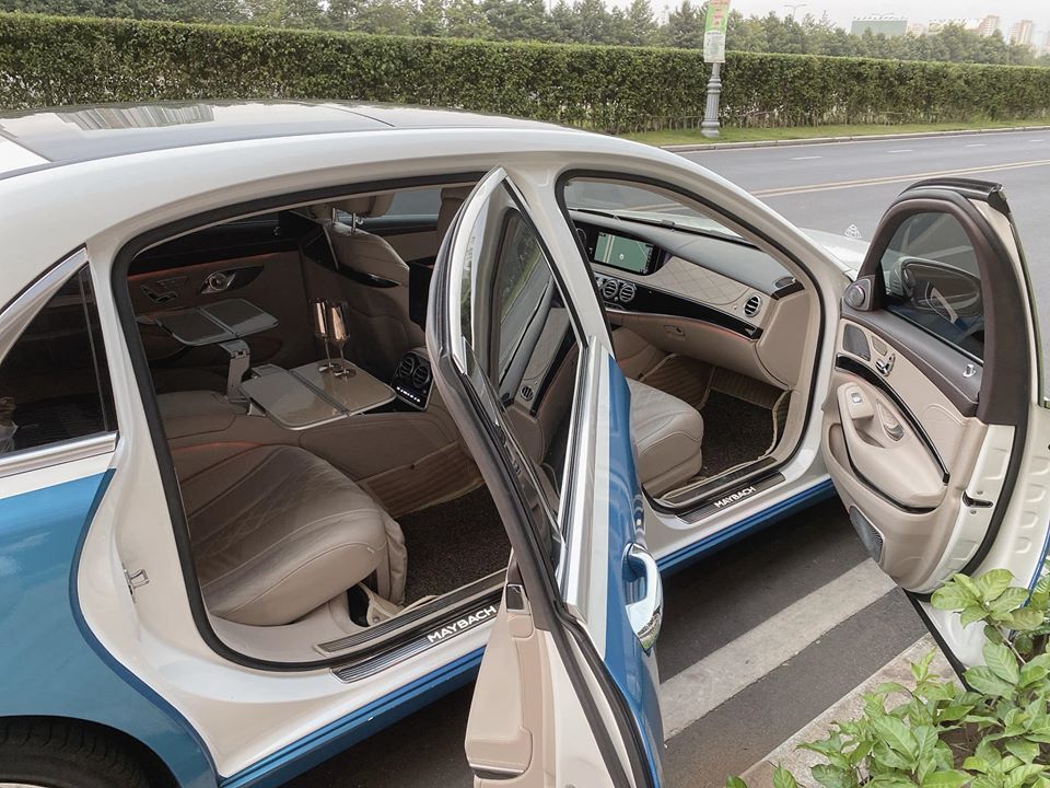 Bên trong khoang lái Mercedes-Maybach S450 4Matic có đầy đủ các trang bị cao cấp như 2 hàng ghế sau có thể ngả tối đa 43,5 độ, tích hợp đệm đỡ bắp chân, nhớ vị trí và mát-xa. Gỗ dùng để ốp nội thất Mercedes-Maybach S450 là loại Designo chuyên dùng sản xuất đàn Piano. Bên trong khoang lái Mercedes-Maybach S450 4Matic có đầy đủ các trang bị cao cấp như 2 hàng ghế sau có thể ngả tối đa 43,5 độ, tích hợp đệm đỡ bắp chân, nhớ vị trí và mát-xa. Gỗ dùng để ốp nội thất Mercedes-Maybach S450 là loại Designo chuyên dùng sản xuất đàn Piano.