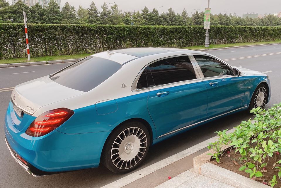 Chiếc xe siêu sang Mercedes-Maybach S450 4 Matic được Diệp Lâm Anh rao bán đã được thay đổi bộ áo 2 tông màu là xanh nhạt và trắng. Nguyên bản xe có màu trắng và bộ áo mới này là phương pháp sơn đổi màu lột. Chủ xe mới có thể dễ dàng tháo bỏ màu sơn này mà không lo ảnh hưởng đến bộ áo Chiếc xe siêu sang Mercedes-Maybach S450 4 Matic được Diệp Lâm Anh rao bán đã được thay đổi bộ áo 2 tông màu là xanh nhạt và trắng. Nguyên bản xe có màu trắng và bộ áo mới này là phương pháp sơn đổi màu lột. Chủ xe mới có thể dễ dàng tháo bỏ màu sơn này mà không lo ảnh hưởng đến bộ áo zin của xe. Ngoài ra, chiếc Mercedes-Maybach S450 4 Matic này còn được độ lại bộ mâm đa chấu kép mới của bản 2019.