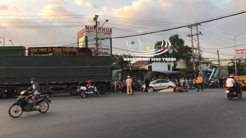 Hiện trường vụ tai nạn của xe container và xe máy tại thị xã Dĩ An vào chiều 22 tháng 2