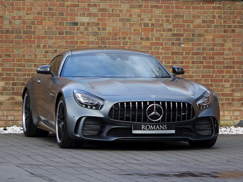 Vẻ đẹp của một chiếc siêu xe Mercedes-AMG GT R có ngoại thất sơn màu Designo Magno Selenite Grey