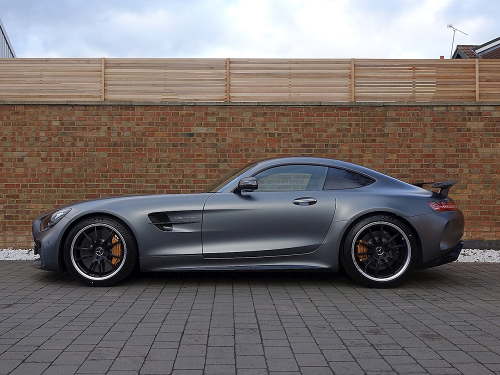 Bộ áo đen nhám này khá cá tính trên siêu xe Mercedes-AMG GT R