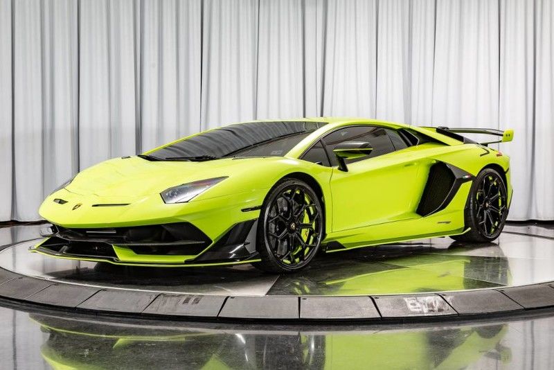 Với hãng siêu xe Lamborghini, họ có bộ phận Ad Personam chuyên lắng nghe yêu cầu của khách hàng về những tuỳ chọn từ lớn cho đến nhỏ. Bộ phận cá nhân hoá này từng tạo ra màu sơn Verde Singh, bộ áo được thửa riêng dành cho đại gia Kris Singh, một khách hàng đặc biệt của hãng nhưng sau này, hãng siêu xe Ý đã lấy màu này áp dụng cho các siêu xe của hãng khi có yêu cầu từ khách hàng.