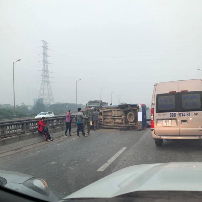 Hiện trường vụ tai nạn xe bán tải tông vào dải phân cách rồi lật nghiêng trên vành đai 3 gây tắc đường