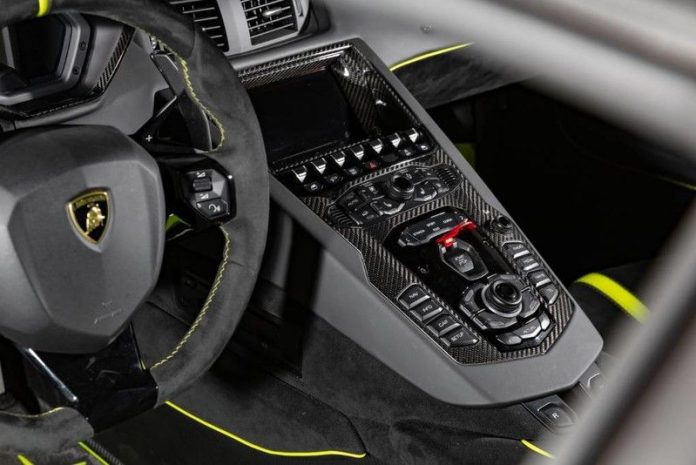 Mô-men xoắn cực đại của Aventador SVJ cũng được nâng cấp thêm 30 Nm lên mức 720 Nm so với các dòng siêu xe Aventador còn lại. Đáng tiếc thay là thời gian tăng tốc từ vị trí xuất phát lên 100 km/h của Lamborghini Aventador SVJ không thể thấp hơn con số 2,8 giây của đàn anh Lamborghini Aventador SV tạo ra. Vận tốc tối đa của siêu xe hàng hiếm mới ra mắt cũng dừng lại ở con số 350 km/h.