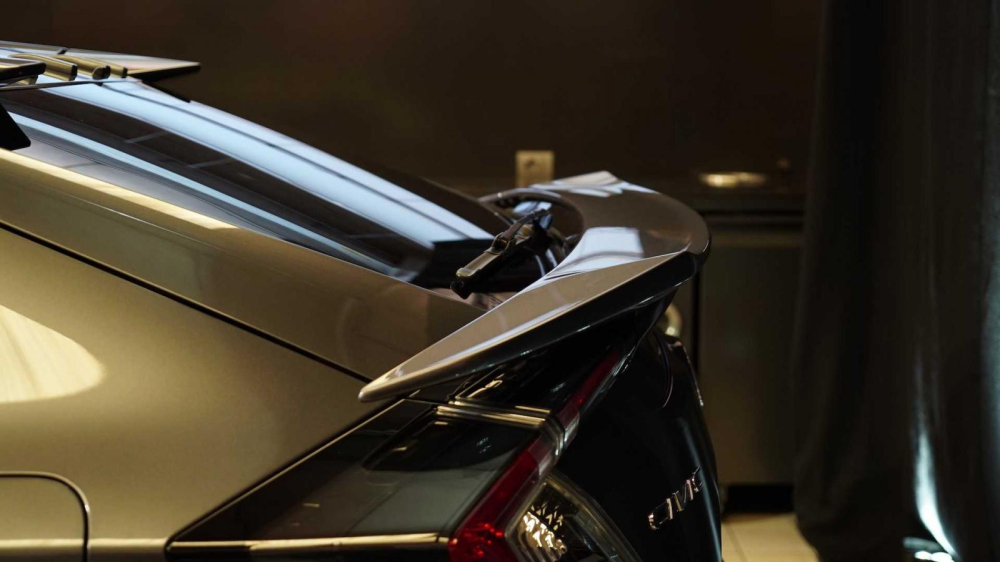 Cánh gió sau của Honda Civic Type R Sport Line nhỏ gọn và được bố trí thấp