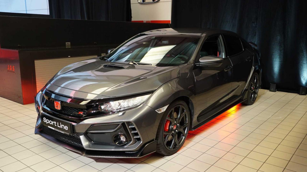Mặt ca lăng mới mang đến cho Civic Type R Sport Line vẻ hầm hố và mạnh mẽ