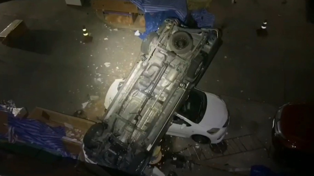 Chiếc Toyota Hilux lật ngửa tr&ecirc;n n&oacute;c của Toyota Vios