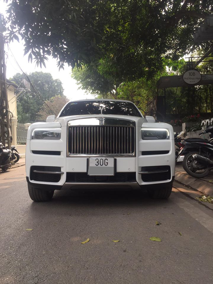 SUV si&ecirc;u sang Rolls-Royce Cullinan m&agrave;u trắng ra biển trắng tại H&agrave; Nội