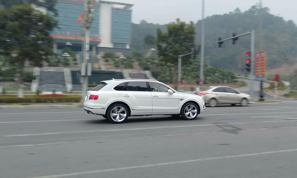 Xe nh&agrave; gi&agrave;u Bentley Bentayga lăn b&aacute;nh tại L&agrave;o Cai