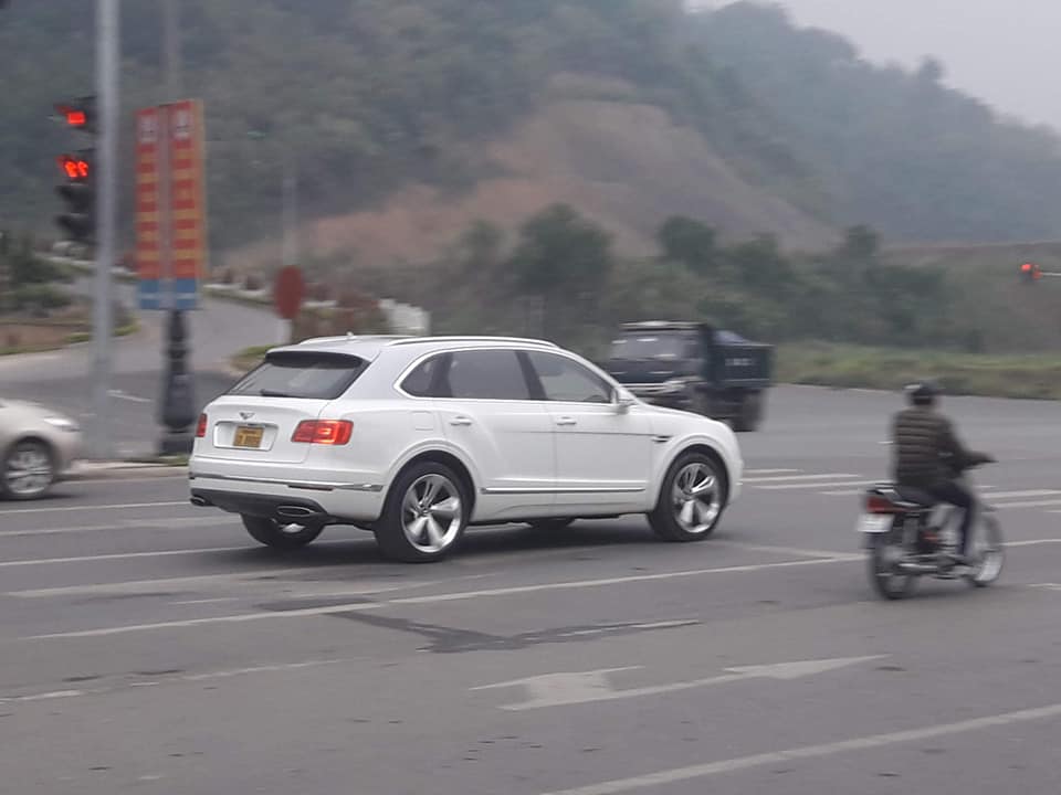 Chiếc Bentley Bentayga n&agrave;y mang biển L&agrave;o