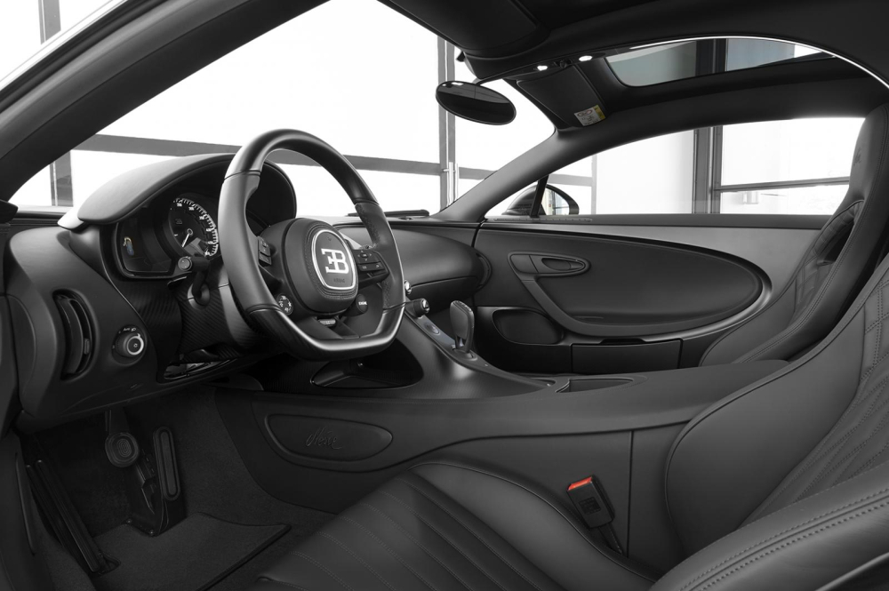Nội thất của si&ecirc;u phẩm Bugatti Chiron Sport Noire Sportive cũng được ho&agrave;n th&agrave;nh t&ocirc;ng m&agrave;u đen, kể cả c&aacute;c chi tiết carbon hay kim loại cũng được xử l&yacute; m&agrave;u tối.