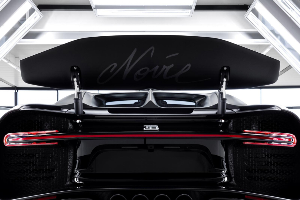 H&atilde;ng si&ecirc;u xe Ph&aacute;p đặt t&ecirc;n Noire dưới c&aacute;nh gi&oacute; đu&ocirc;i của chiếc si&ecirc;u xe Bugatti Chiron thứ 250 tr&ecirc;n thế giới xuất xưởng để đ&aacute;nh dấu bản quyền.