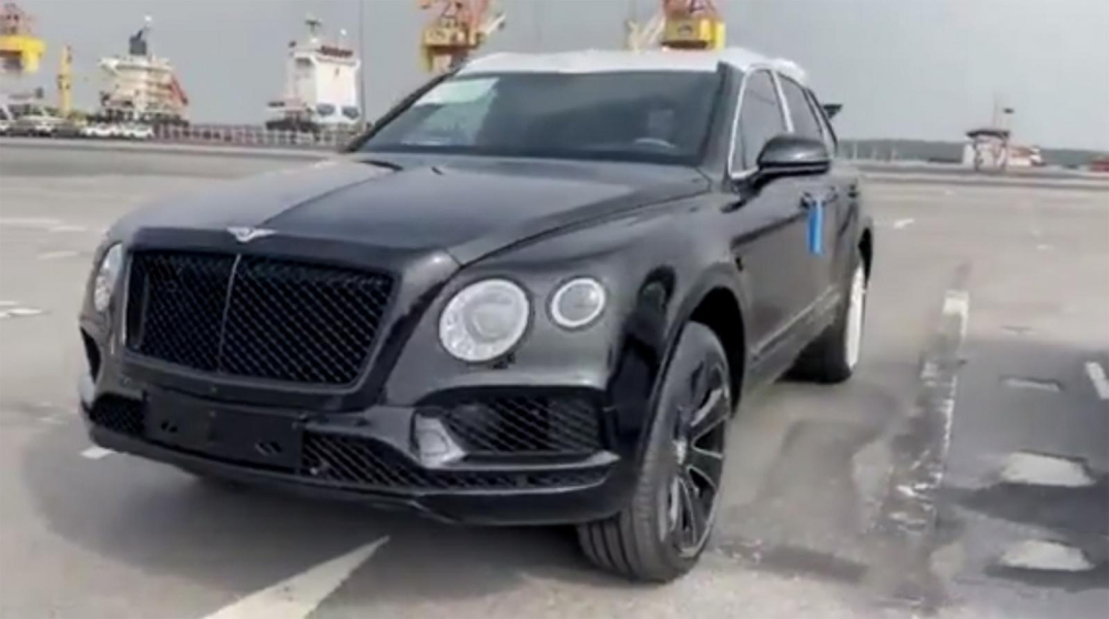 Hình ảnh SUV siêu sang Bentley Bentayga V8 Design Series đầu tiên về Việt Nam Hình ảnh SUV siêu sang Bentley Bentayga V8 Design Series đầu tiên về Việt Nam