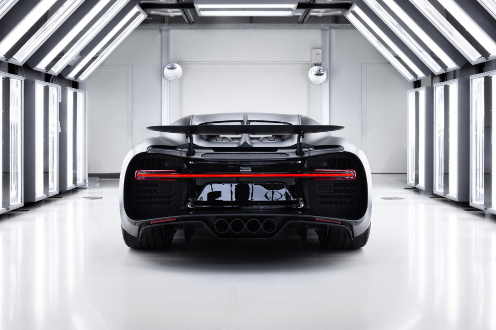 Bugatti Chiron Sport Noire Sportive vẫn sử dụng loại m&aacute;y W16, với 2 động cơ V8 xếp h&igrave;nh chữ W, dung t&iacute;ch 8.0 l&iacute;t, đi k&egrave;m 4 bộ tăng &aacute;p. Động cơ n&agrave;y tr&ecirc;n Bugatti Chiron thứ 250 xuất xưởng vẫn tạo ra c&ocirc;ng suất tối đa 1.479 m&atilde; lực v&agrave; m&ocirc;-men xoắn cực đại 1.600 Nm. Bugatti Chiron Sport Noire Sportive c&oacute; thể tăng tốc từ vị tr&iacute; xuất ph&aacute;t l&ecirc;n 100 km/h trong thời gian khoảng 2,4 gi&acirc;y trước khi đạt vận tốc tối đa 420 km/h.