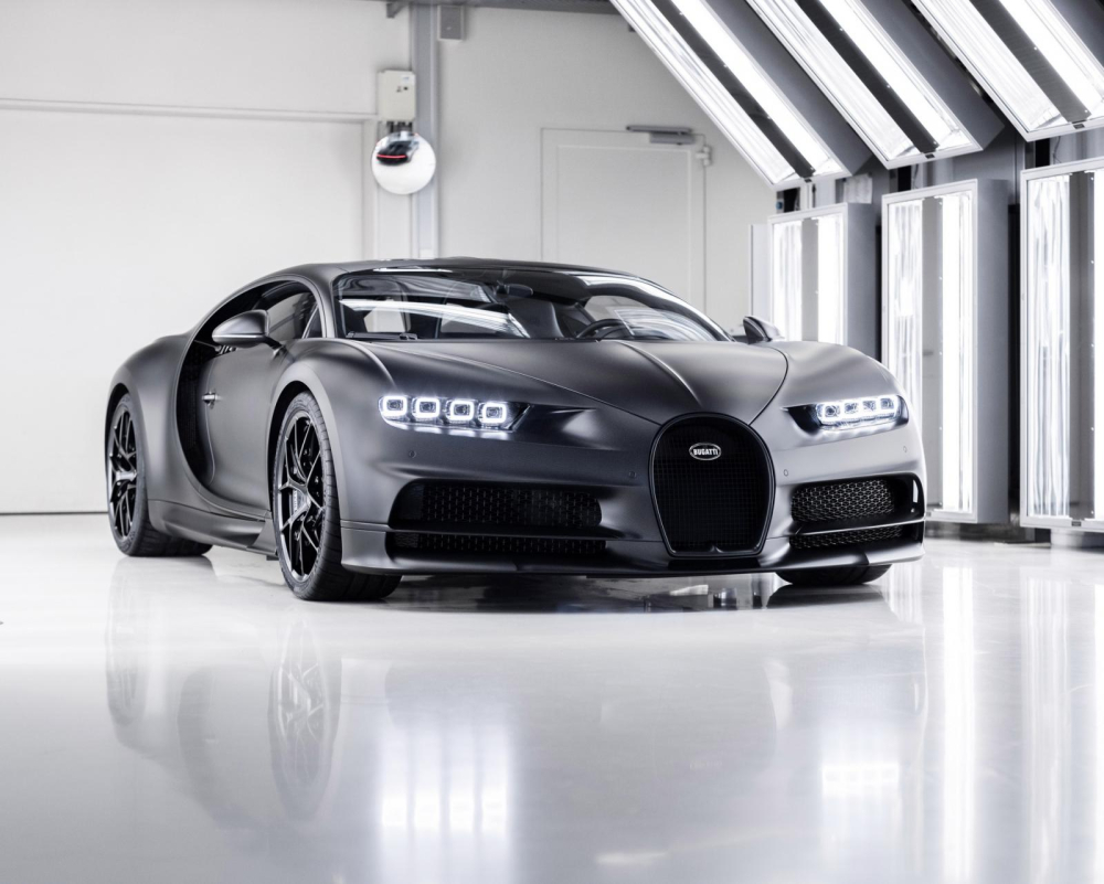 Tất nhi&ecirc;n chiếc si&ecirc;u xe Bugatti Chiron thứ 250 tr&ecirc;n thế giới xuất xưởng phải c&oacute; g&igrave; đ&oacute; kh&aacute;c biệt. H&atilde;ng si&ecirc;u xe Ph&aacute;p đặt cho chiếc xe n&agrave;y c&aacute;i t&ecirc;n Noire Sportive v&agrave; xe dựa tr&ecirc;n phi&ecirc;n bản Bugatti Chiron Sport tạo n&ecirc;n.
