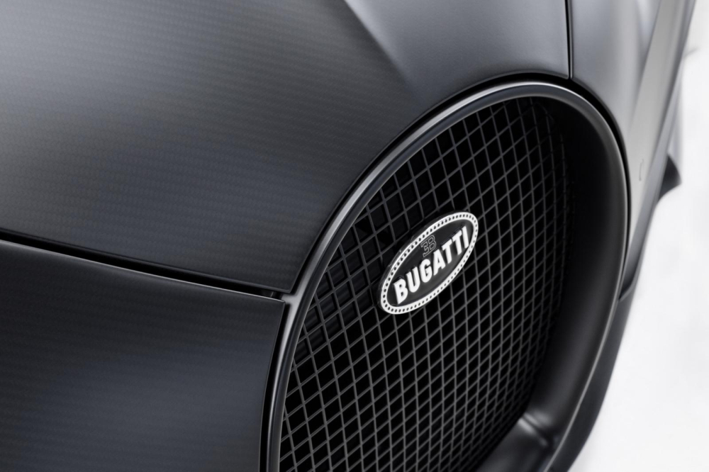 B&ecirc;n ngo&agrave;i chiếc si&ecirc;u xe triệu đ&ocirc; Bugatti Chiron Sport Noire Sportive được x&acirc;y dựng bộ &aacute;o rất kỳ c&ocirc;ng đ&oacute; l&agrave; sợi carbon trần nh&aacute;m. Đ&acirc;y l&agrave; m&agrave;u sơn chưa từng xuất hiện tr&ecirc;n bất kỳ chiếc Bugatti Chiron n&agrave;o trước đ&oacute;.