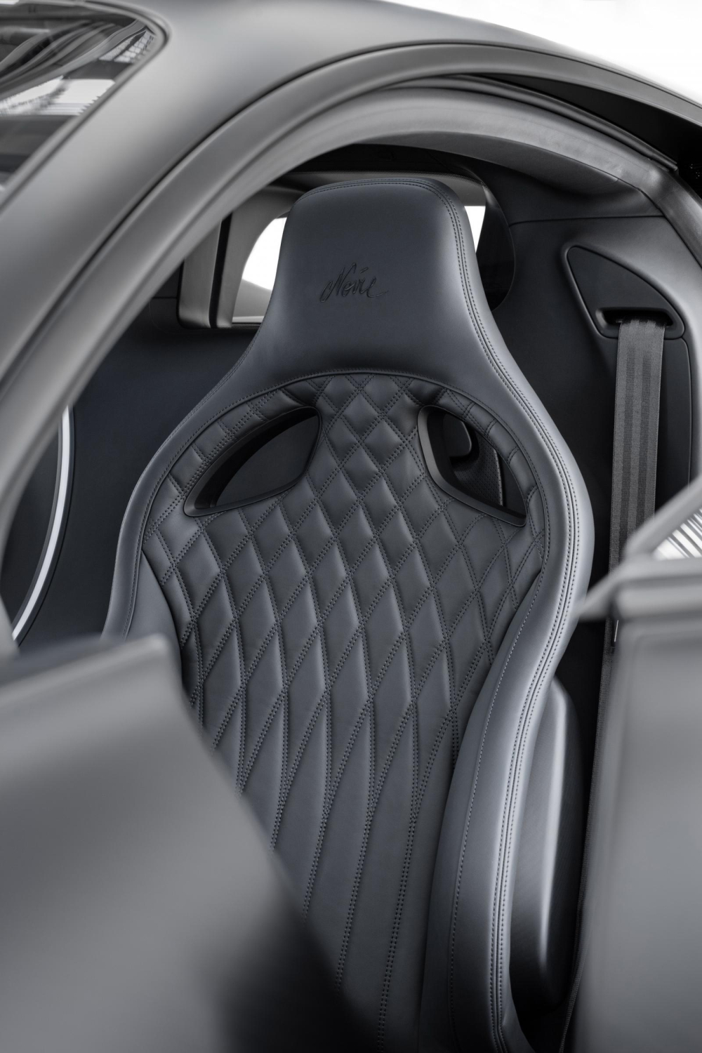 Ghế ngồi thể thao của Bugatti Chiron Sport Noire Sportive cũng c&oacute; logo Noire tr&ecirc;n tựa đầu ghế ngồi nhưng th&uacute; vị l&agrave; ho&agrave;n th&agrave;nh m&agrave;u đen thay v&igrave; m&agrave;u trắng như c&aacute;c phi&ecirc;n bản kh&aacute;c thường l&agrave;m để tạo sự đối lập.