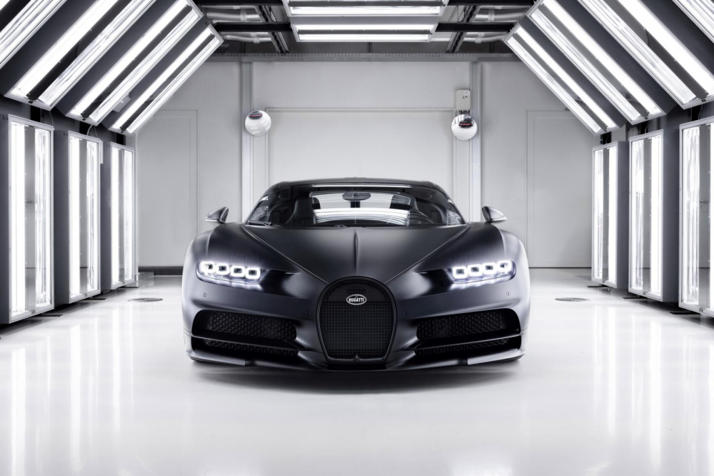 Si&ecirc;u phẩm triệu đ&ocirc; Bugatti Chiron Sport Noire Sportive được lấy cảm hứng từ mẫu xe Bugatti đắt nhất mọi thời đại l&agrave; La Voiture Noire c&oacute; gi&aacute; l&ecirc;n đến 18,7 triệu đ&ocirc; la hay 437 tỷ đồng. 