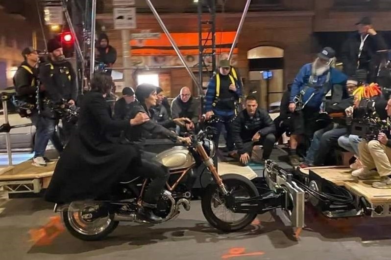 Trinity v&agrave; Neo tr&ecirc;n chiếc Ducati Scrambler