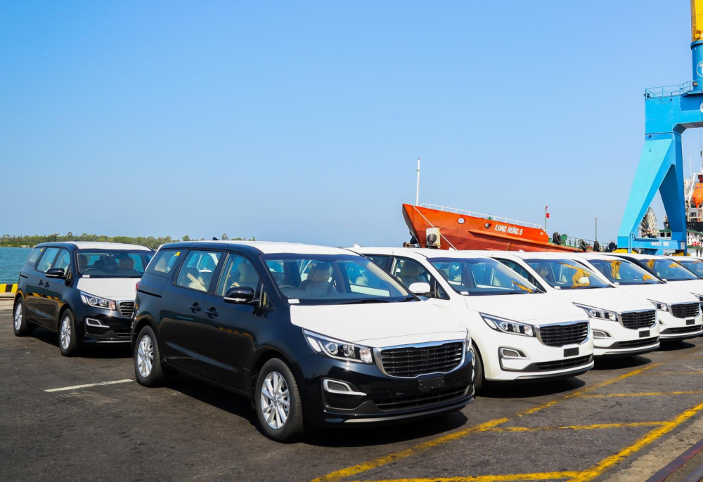 Lô Kia Sedona xuất khẩu đầu tiên đã rời cảng Cát Lái (TP. Hồ Chí Minh)