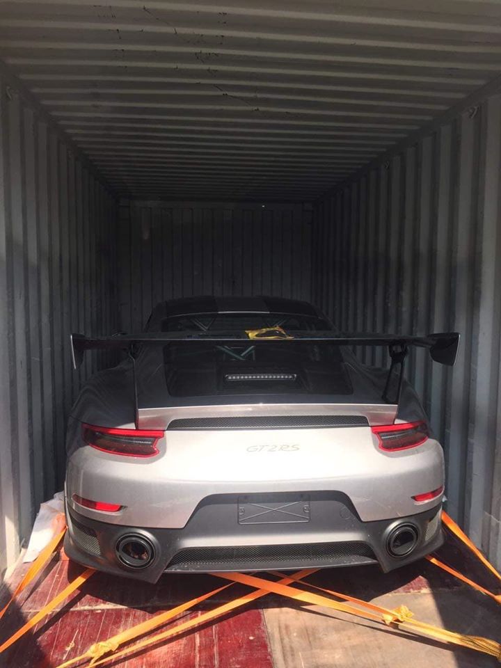 Siêu xe Porsche 911 GT2 RS nhìn từ đuôi xe Siêu xe Porsche 911 GT2 RS nhìn từ đuôi xe