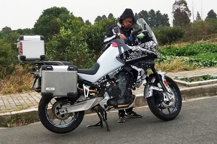 Mẫu xe lạ đang chạy thử nghiệm được cho l&agrave; CFMoto 800MT