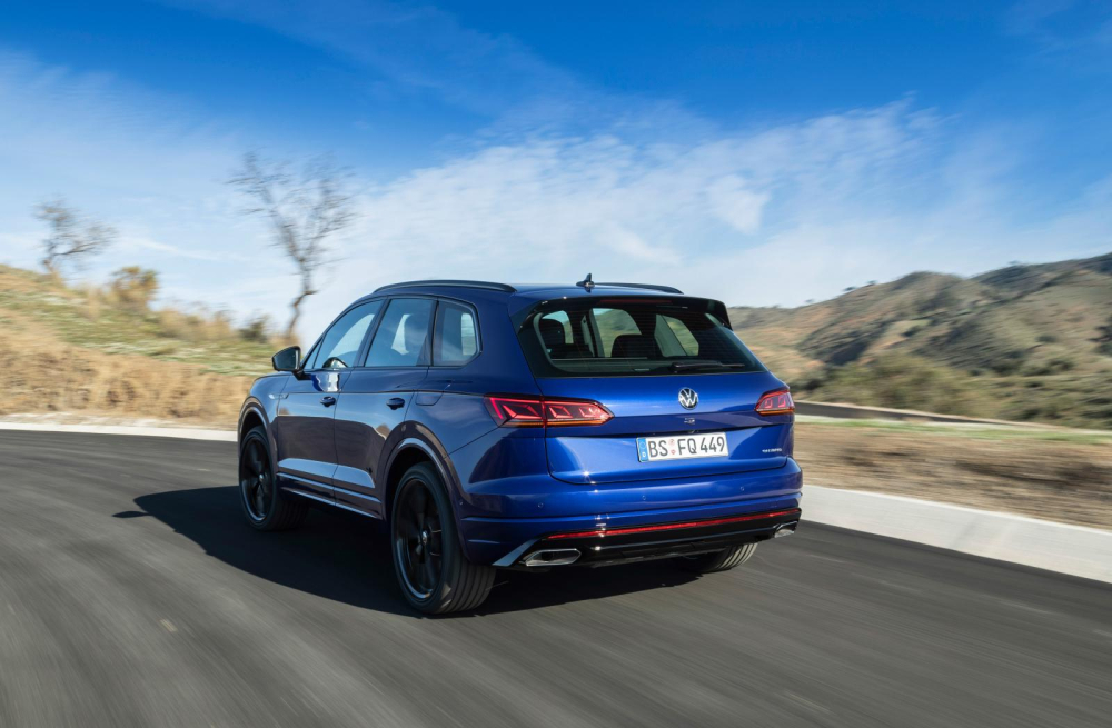 Volkswagen Touareg R nh&igrave;n từ ph&iacute;a sau