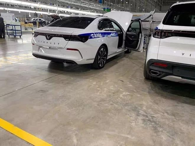 Ngoài VinFast Lux SA2.0, mẫu sedan Lux A2.0 cũng được cải tiến thành xe chuyên dụng cho lực lượng cảnh sát giao thông