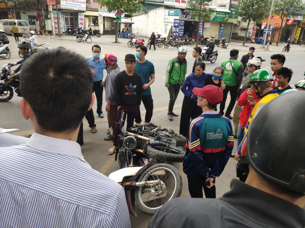 Ảnh hiện trường vụ tai nạn xảy ra tr&ecirc;n địa b&agrave;n quận H&agrave; Đ&ocirc;ng