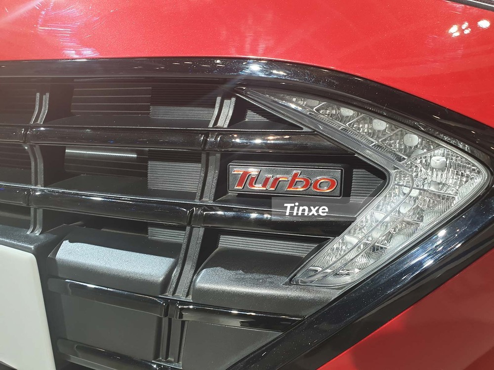 Logo Turbo màu đỏ trên lưới tản nhiệt màu đen Logo Turbo màu đỏ trên lưới tản nhiệt màu đen