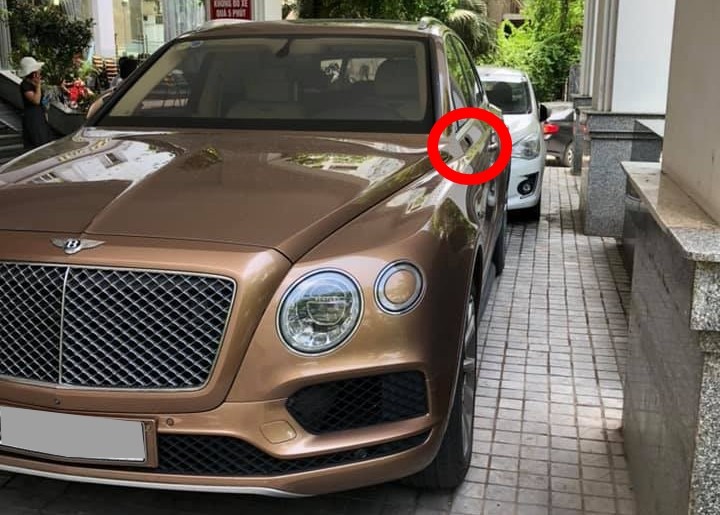 Bentley Bentayga bị vặt một gương bên tài và các chụp logo ở mâm nhưng trong cùng ngày các món đồ bị mất đã được trả về cho chủ xe.