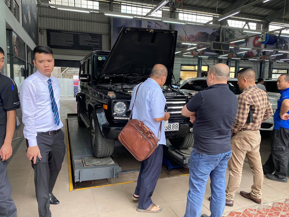 Kh&aacute;ch từ trong Nam bay ra H&agrave; Nội để c&ugrave;ng người b&aacute;n đến đại l&yacute; Mercedes-Benz kiểm tra t&igrave;nh trạng chiếc xe G55 AMG đời 2011 n&agrave;y