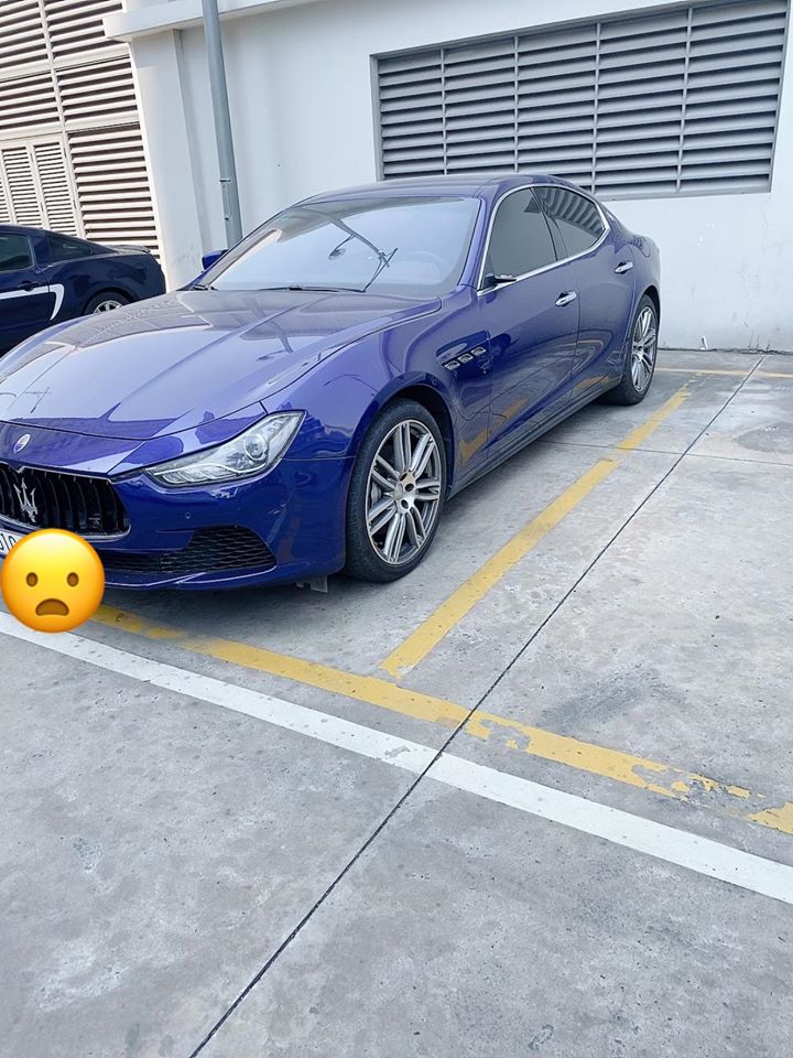 Maserati Ghibli biển Sài thành bị mất một gương bên tài