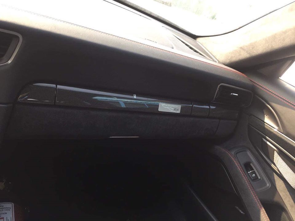  Sự kh&aacute;c nhau nữa giữa một chiếc si&ecirc;u xe Porsche 911 GT2 RS ti&ecirc;u chuẩn v&agrave; xe mang g&oacute;i tuỳ chọn Weisach Package ch&iacute;nh l&agrave; nằm ở gi&aacute; b&aacute;n. Trong đ&oacute;, gi&aacute; xe Porsche 911 GT2 RS ti&ecirc;u chuẩn diện ch&iacute;nh h&atilde;ng l&agrave; 20,19 tỷ đồng nhưng nếu trang bị g&oacute;i Weisach Package, kh&aacute;ch h&agrave;ng sẽ bỏ ra số tiền kh&ocirc;ng dưới 23 tỷ đồng ở Việt Nam. C&ograve;n chiếc si&ecirc;u xe Porsche 911 GT2 RS thứ 4 tại Việt Nam được nhập khẩu kh&ocirc;ng ch&iacute;nh h&atilde;ng n&ecirc;n chưa r&otilde; gi&aacute; b&aacute;n ra sao. 