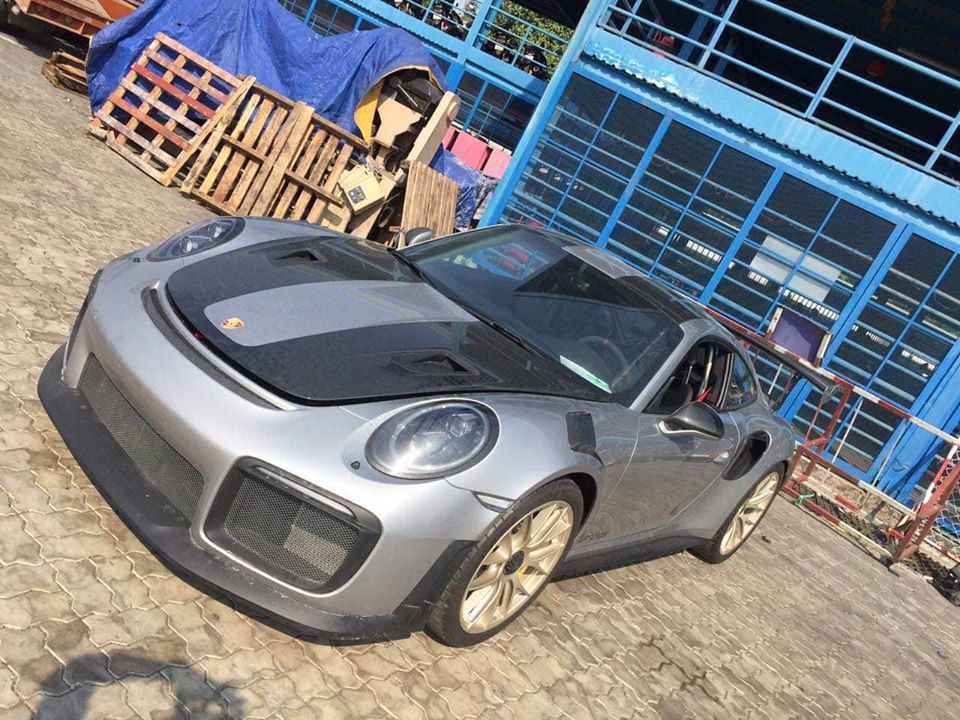 Hiện đ&acirc;y l&agrave; chiếc si&ecirc;u xe Porsche 911 GT2 RS thứ 4 c&oacute; mặt tại Việt Nam nhưng lại l&agrave; chiếc Porsche 911 GT2 RS thứ 2 mang g&oacute;i trang bị Weisach Package xuất hiện tại dải đất h&igrave;nh chữ S. 