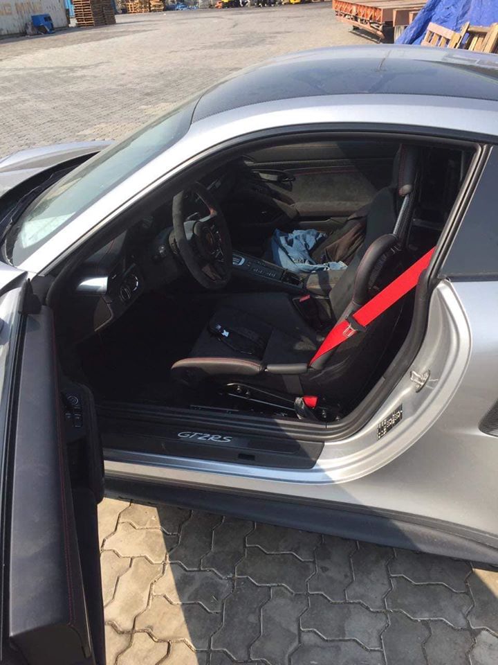 Si&ecirc;u xe Porsche 911 GT2 RS trang bị g&oacute;i Weisach Package thứ 2 tại Việt Nam được mệnh danh l&agrave; chiếc 911 mạnh v&agrave; nhanh nhất trong lịch sử nh&agrave; Porsche, xe sở hữu khối động cơ Boxer 6 xi-lanh, tăng &aacute;p k&eacute;p, dung t&iacute;ch 3,8 l&iacute;t, sản sinh c&ocirc;ng suất tối đa l&ecirc;n đến 700 m&atilde; lực v&agrave; m&ocirc;-men xoắn cực đại đạt 750 Nm.
