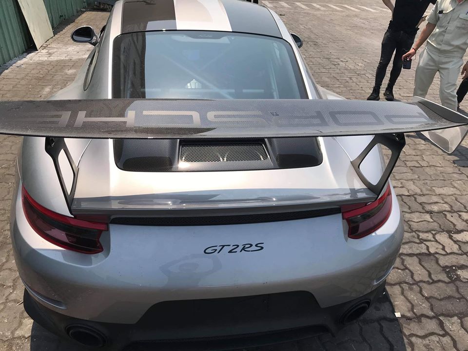 Cận cảnh c&aacute;nh gi&oacute; đu&ocirc;i bằng carbon của si&ecirc;u xe Porsche 911 GT2 RS c&oacute; g&oacute;i trang bị tuỳ chọn Weisach Package thứ 2 về Việt Nam. Ph&iacute;a tr&ecirc;n l&agrave; d&ograve;ng chữ Porsche m&agrave;u đen.