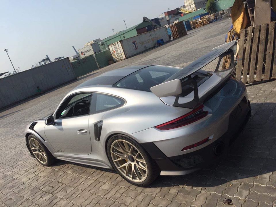  G&oacute;i tuỳ chọn Weisach Package sẽ gi&uacute;p cho si&ecirc;u xe Porsche 911 GT2 RS thứ 4 về Việt Nam giảm c&acirc;n 30 kg, xuống c&ograve;n 1.440 kg so với những chiếc Porsche 911 GT2 RS ti&ecirc;u chuẩn. 