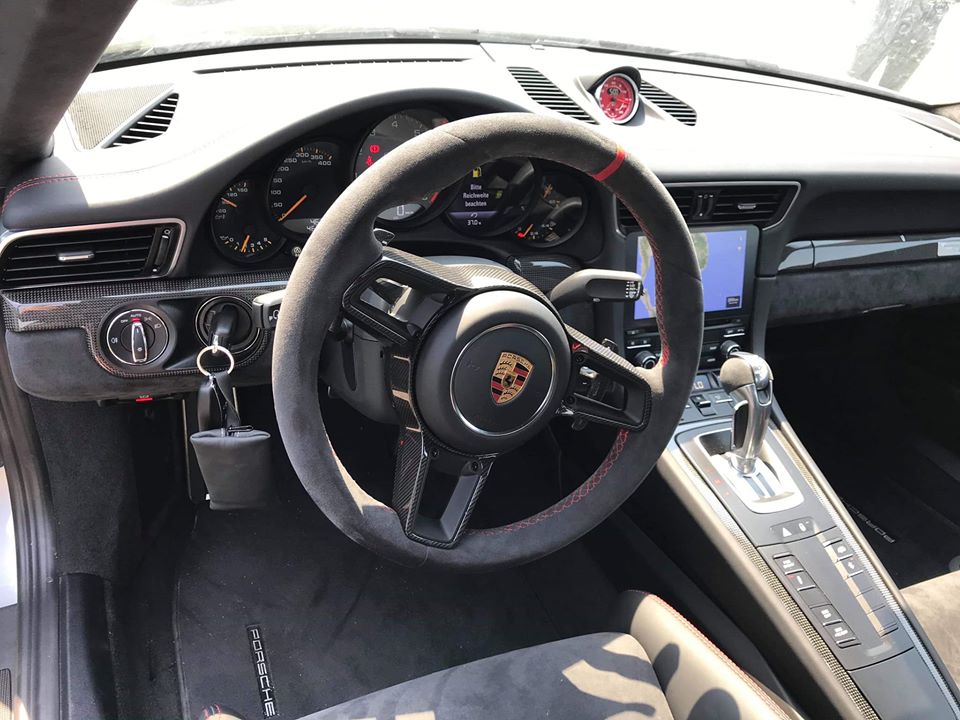 V&ocirc; lăng của Porsche 911 GT2 RS c&oacute; g&oacute;i trang bị tuỳ chọn Weisach Package thứ 2 về Việt Nam bọc da lộn với chỉ kh&acirc;u m&agrave;u đỏ đối lập.