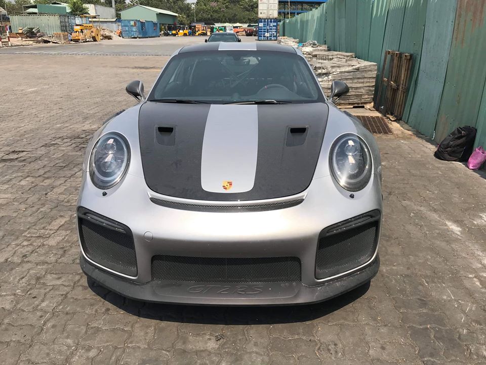 V&agrave;o chiều ng&agrave;y 25 th&aacute;ng 2 năm 2020, h&igrave;nh ảnh khui c&ocirc;ng chiếc si&ecirc;u xe Porsche 911 GT2 RS thứ 4 c&oacute; mặt tại Việt Nam ở cảng T&acirc;n Cảng - C&aacute;i M&eacute;p, tỉnh B&agrave; Rịa-Vũng T&agrave;u đ&atilde; thu h&uacute;t kh&ocirc;ng &iacute;t sự ch&uacute; &yacute; của giới m&ecirc; xe torng khắp cả nước. Đến trưa nay, ng&agrave;y 26/2, h&igrave;nh ảnh chi tiết của si&ecirc;u xe Porsche 911 GT2 RS n&agrave;y đ&atilde; được c&ocirc;ng bố. 