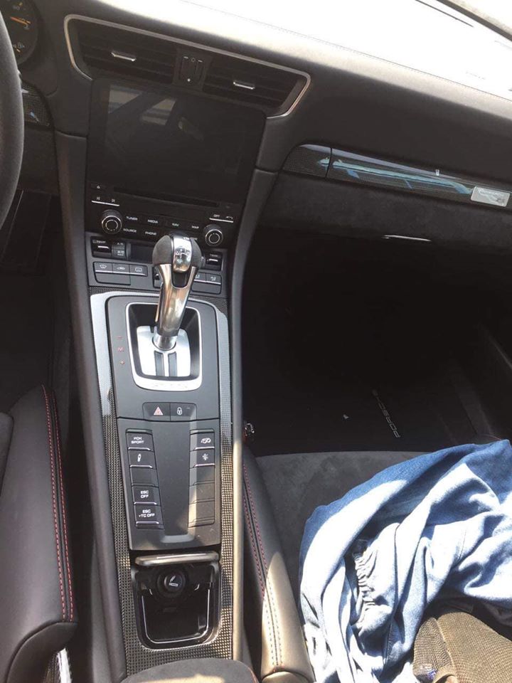 Tr&aacute;i tim tr&ecirc;n gi&uacute;p si&ecirc;u xe Porsche 911 GT2 RS mới về Việt Nam tăng tốc từ vị tr&iacute; xuất ph&aacute;t l&ecirc;n 100 km/h chỉ trong thời gian 2,8 gi&acirc;y trước khi đạt vận tốc tối đa 340 km/h. Kh&aacute;c với chiếc Porsche 911 GT3 2018 độc nhất Việt Nam, si&ecirc;u xe Porsche 911 GT2 RS chỉ c&oacute; độc nhất một loại hộp số l&agrave; PDK tự động 7 cấp.